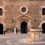 Alla nostra destra si trova anche l�ingresso alla piccola cappella che Bona Sforza dedic� a San Stanislao, protettore della Polonia di cui lei era regina